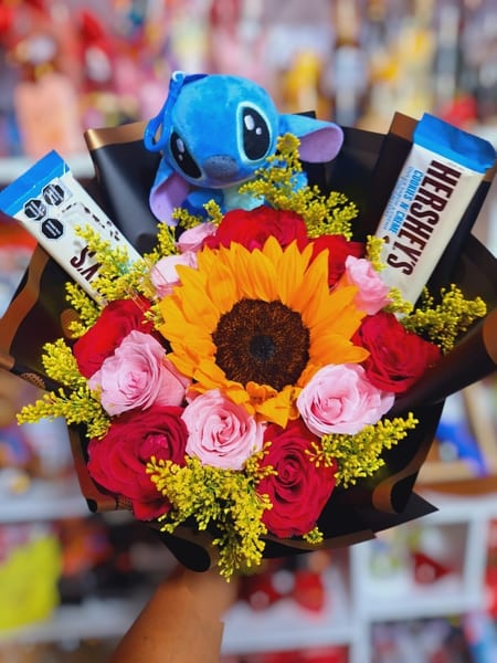 Ramo de Girasol, Rosas y Peluche de Stitch
